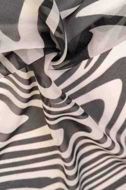 İpek kumaş, siyah beyaz soyut çizgiler. Soyut siyah beyaz desenli büyülü bir şekil. Retro modern dekor, tekstil sanatı, tasarım, doku, arkaplan, kalıp