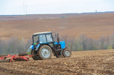 Küçük mavi traktör tarlası küçük mavi traktörümüzün ustalığını ve ustalığını hisset. Tarlayı son derece dikkatli sürüşünü izle. Cömert bir hasat için hazırlanıyoruz. Tarım alanında en son gelişmeleri serbest bırak