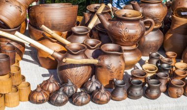 Seramik ürünler. Ne zaman bir çömlekçinin çarkını döndürsem ve bir şeyler yaratsam kaos içinde hiçbir şey yapmadan yaşadığımız hissine bayılıyorum. Dünyayı dolaşma şeklimiz