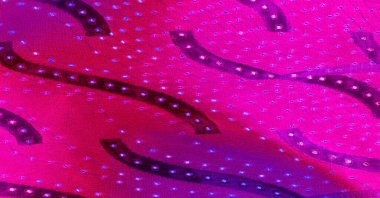 Kusursuz kaleydoskop, pembe ipek. İpek krep sateni parlak önü olan orta ağırlıklı bir kumaştır. Zarif, zengin kumaşlar ve güzel parıltılar lüks tasarımlara izin verir..