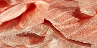 İpek kumaş. Kahverengi kırışık kumaş dokusu. Kahverengi buruşuk, dalgalı yüzey dokusu. Yakın plan, arkaplan, desen