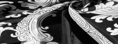 Steppe, çayır, sade, çöl. Dolunayın ışıldayan büyüsünün tadını çıkarın ve aydınlığının karanlığın içinde size rehberlik etmesine izin verin. Ay Kutsaması