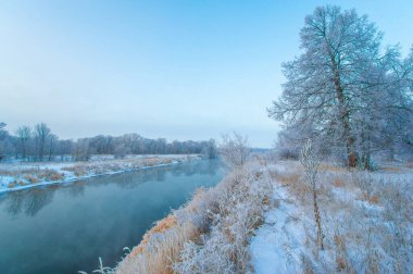 Sihirli bir kış harikalar diyarına hayat vermek. Güneş doğarken donmuş nehrin nefes kesici güzelliğine tanık olun. Kendinizi garip bir kış macerasına daldırın Donmuş Şafağın sihrine daldırın