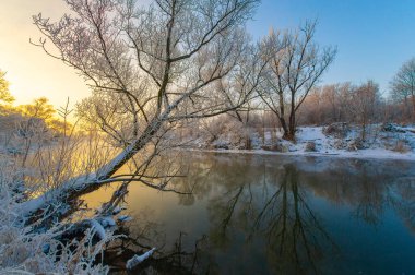 Kış günbatımının çarpıcı güzelliğinin tadını çıkar. Gökyüzünün canlı renklerin paletine dönüşmesini izleyin. Doğanın mükemmelliğini bir anda yakala..