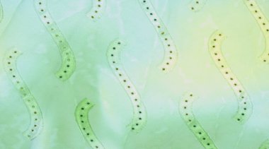 Kusursuz kaleydoskop. Kumaş ipek yeşil-mavi gözlükler. Canlı renkler ve deniz tarağı şekilleri, sarı, mavi ve yeşil geometrik ipek krep de chine renginde gerçekten eşsiz bir krep oluşturur..