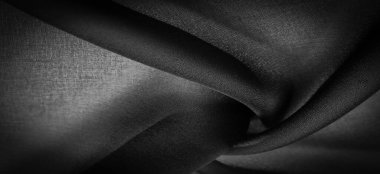 Koyu siyah şifon ipeği, bükülmüş iplik kullanımı nedeniyle hafif pürüzlü (matte, creped) yumuşak şeffaf bir kumaştır. Arkaplan dokusu