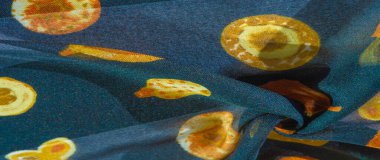 İpek kumaş, mavi ve sarı sonbahar yaprakları. Doku, arkaplan deseni