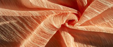 İpek kumaş. Kahverengi kırışık kumaş dokusu. Kahverengi buruşuk, dalgalı yüzey dokusu. Yakın plan, arkaplan, desen