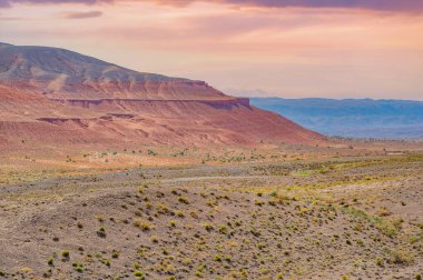 Boguty 'nin Kızıl Dağları. Çöllerin sıkıcı olduğunu mu söyledin? Muhteşem dağların muhteşem manzarasına, zarif bir şekilde duran ağaçlara ve sonsuz altın kuma hayran olmaya hazır olun. Doğa Mükemmelliği