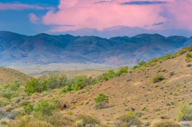 Red Boguty Dağları 'nın nefes kesici güzelliğini tecrübe edin. Gün batımını izle. Gökyüzünde çarpıcı bir renk oyunu yaratıyor. Unutulmaz anları yakala ve unutulmaz anılar yarat.