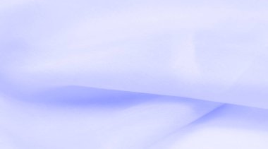 Bulanık mavi ipek kumaş. Bu ipek kumaşla moda denizine dal. Dokularla dolu, hoş ve kaba bir el, kendi görsel tahıllarıyla birleşmiş..