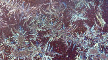 Dağınık. Boya üzerinde soğuk desenler var. Doğa işini tek bir örüntüye göre yapmaz; çeşitlilik yeteneğiyle övünür..