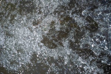 Odaklanma bulanıklaşır, suyun üzerindeki hava kabarcıklarının büyüleyici dansını hissedersin. Kendini bir dağ nehrinin saf sıvı hazzına daldır. Suyun sakin güzelliğinin tadını çıkar. Doğanın Fısıltısı Nirvana.