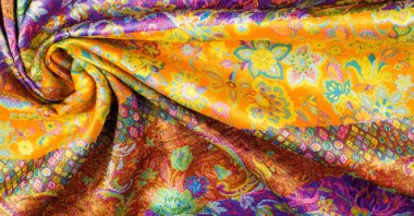 Kusursuz. Brocade. Bu ipek, koyu turkuaz batık çiçekler ve dalgalı leylak hatlarıyla süslenmiş parlak sarı bir tabana sahiptir. Sulu turkuaz vuruşlar kumaşın içinde soyut bir şekilde dolaşır..