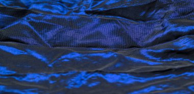 Mavi ipek kumaş. Şatafatlı, donuk ve basitçe örülmüş, bu materyal çeşitli çizgiler içeriyor, bu da projeleriniz için mükemmel bir seçim, tasarımlar.