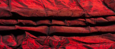 Kırmızı kumaş. Bu önü saten, arkası krep olan orta ağırlıklı bir ipek. Zarif, zengin kumaşlar ve güzel parıltılar lüks tasarımlara izin verir..