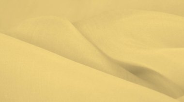 Bulanık sarı ipek kumaş. Olağanüstü bir proje için ihtiyacınız olan tek şey güneşli sarı ipek bir musluktur. Çoğu periden daha ince ve hafiftir. Görünüşü tamamlayan sert bir perdesi vardır..