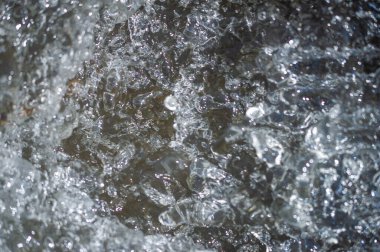 Odaklanma bulanıklaşır, suyun üzerindeki hava kabarcıklarının büyüleyici dansını hissedersin. Kendini bir dağ nehrinin saf sıvı hazzına daldır. Suyun sakin güzelliğinin tadını çıkar. Doğanın Fısıltısı Nirvana.