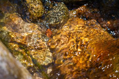 Su ve taşların büyüleyici dansını deneyin. Merhamet ve gücün ahenkli bir birleşimine tanık olun. Mükemmel dengede doğal elementlerin nefes kesici bir gösterisi..