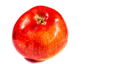 Beyaz arka planda elma. Elmalar çok çeşitli sağlık faydaları sağlayan besleyici bir güç kaynağıdır. Kalorileri düşük ve lifleri yüksek. Vitamin ve mineraller için mükemmel bir kaynak..