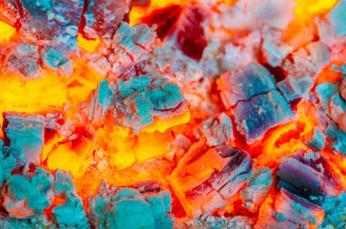 Ateş alevi. Hızlı ve güçlü ısı ve ışık kaynağı yemek pişirmek, ısıtmak ya da görsel bir gösteri olarak kullanılabilir. Ateş yakmak için odun, gaz veya elektrik gibi yakıtlara ihtiyaç vardır..