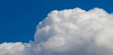 Gökyüzü, bulutlar hayatıma yağmur veya fırtına getirmek için değil günbatımı gökyüzüne renk katmak için giriyor. Güneş her zaman bulutların üzerinde parlar.