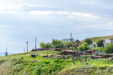 Sibirya Geleneksel Köyü 'nün eşsiz kültür ve göreneklere sahip uzak konumu. Eko-turizm Fırsatı. Dokunulmamış doğal güzelliğin tadını çıkarmak için.