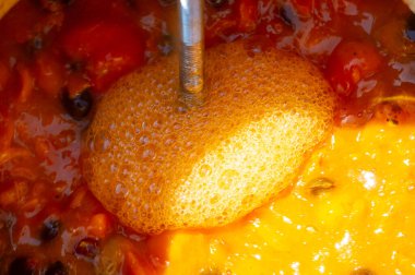 Taze kayısılar ve kayısı likörleri yapmak için kullanılır. Ev yapımı reçel, tatlı ya da smoothie yapmak için ideal. Yıl boyunca kayısı aromalı konserve kavanozlarla eğlenilebilir..