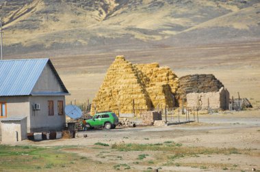 Çayır, sade, sakin evler. Gizemli ve tanıdık şeylerin bizi huşu ve merak içinde bırakmak için mükemmel bir uyum içinde bir araya geldiği bu büyüleyici görüntüye bir bakın. Sınırları aşmak
