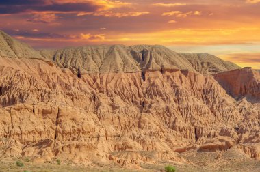 Krasnye Boguty Dağları 'nın büyüleyici güzelliğini tecrübe edin. Dağların üzerinden gün batımının muhteşem manzarasının tadını çıkarın. Bu çarpıcı yerde doğanın ilahi büyüsünün cazibesini hisset..