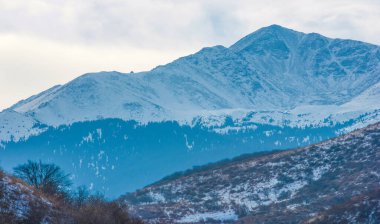 Dağlar. Manzara. Bahar ve 