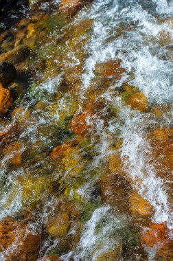 Doğanın ahenginin güzelliğini çarpıcı fotoğraflarla yakalayın. Akan suyun ve huzurlu nehir manzaralarının sakin sahneleri. Pürüzsüz, dağınık taşların doğal zarafetini gösteriyor.