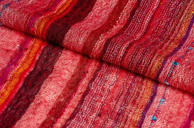 Pul payetli basit çizgili kırmızı atkı zarif bir görünüş için kalite ve işçilik herhangi bir kıyafete veya görünüme ek olarak şık