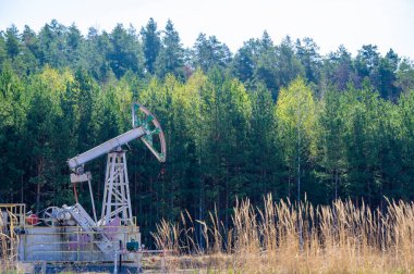 Verimli petrol üretimi için pompa teknolojisi kullanılıyor. İlkbaharın başında odunculuk yaparken orman istikrarını korumak. Petrol ve gaz endüstrisinde çevre dostu uygulamaların uygulanması.