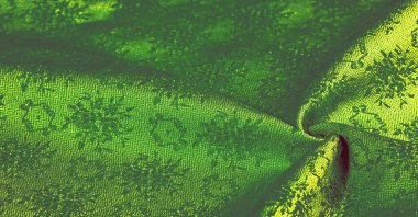 yeşil ipek kumaş. Pürüzsüz yeşil ipek ya da saten lüks kumaş dokusu soyut bir arkaplan olarak kullanılabilir. Lüks arka plan tasarımı. Doku, desen