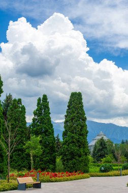 Doğanın başyapıtının huzurunun tadını çıkaralım! Garden Paradise günlük hayatın koşuşturmasına ara ver ve kendini bu botanik vahasının nefes kesici güzelliğine daldır..