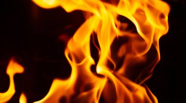 Şöminede yangın var. Çekici birini bulduğumuzda, gözbebeklerimiz büyür ve diğer kişiye bilinçaltı işareti göndeririz. Kamp ateşinin sıcacık ışığında, gözbebeklerimiz doğal olarak büyür..