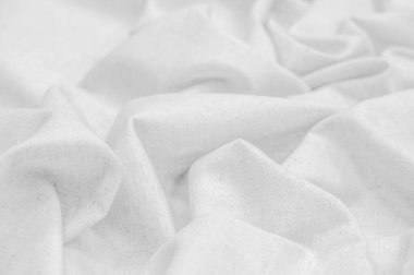 Beyaz keten kumaşın pürüzsüz ve temiz bir görünüşü var. Keten ihracatçılarından yapılmış. Doğal solunabilirlik ve sıcaklık düzenlemesi sağlıyor. Sıcak havalarda giysi ve yatak için ideal.