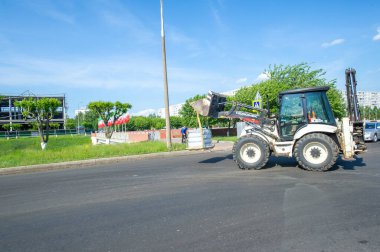 10 08 2014 Rusya Chelny farklı türde kargo taşıma ve taşıma levhaları etkili bir şekilde taşımak kova eklentisi ile paletleri toplamak