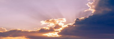 Gün batımının bulutları romantizm. Hayatta çok az şeyin batan güneş kadar güzel olduğunun kanıtı. Güne mükemmel bir son.