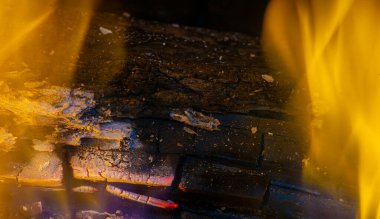 Çatırdayan ateşin sıcaklığının ve atmosferinin tadını çıkarın. Evinizde rahat bir atmosfer yaratın. Soğuk aylar boyunca doğal bir sıcaklık kaynağı sağlayın.