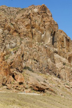 Etkileşimli bir platformda antik kaya sanatını keşfedin. Farklı kültürleri ve onların sanatsal geleneklerini öğrenin. Petrogliflerin gizemlerini ayrıntılı bilgi ve resimlerle ortaya çıkar..