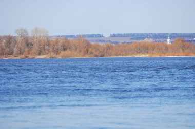 Bahara kış geçişleri gibi doğanın güzelliğini tecrübe edin. Nehir kıyısında yeni bir hayatın doğuşuna tanık olun. Yapraksız ağaçların taze yeşilliklerle açmasını izleyin..