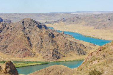 Nehrin ve mavi sularının güzelliğinin tadını çıkar. Sakin sularda rahatla ve rahatlatıcı sesleri dinle. Nehir kıyıları boyunca eşsiz kaya oluşumlarını keşfedin..
