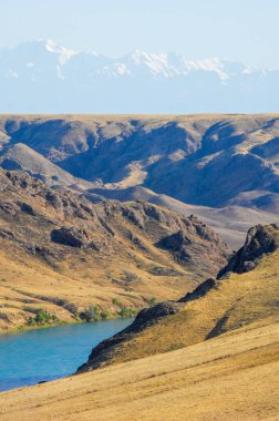 Doğal kaya oluşumlarına sahip sakin nehir bölgesi balık tutmak, kayak yapmak ya da doğanın tadını çıkarmak için idealdir. Piknik ya da nehir kenarında yürüyüş için idealdir.