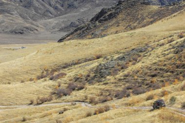 Kendine güvenerek arabanı sürerken çölü keşfet. Kolayca engebeli arazide gezinebilirsin. Arabanızla sapa bir maceraya çıkın..