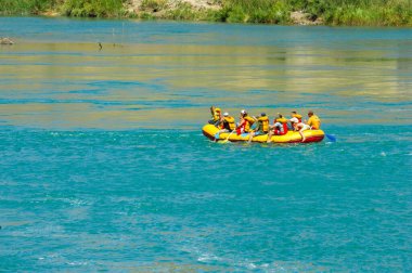 Beklenmedik bir yerde rafting yapmanın heyecanını yaşayın. Bu güzel bozkır manzarasını eşsiz bir perspektiften keşfedin. Profesyonel rehberler güvenli ve heyecan verici bir macera sağlayacak..