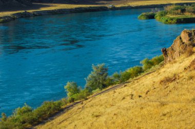 Dağ nehrinin gücünü ve güzelliğini hisset. Kıyılarındaki çeşitli ekosistemleri araştırın. Rafting, balıkçılık ve yaz aylarında yürüyüş gibi açık hava aktivitelerinin tadını çıkarın..