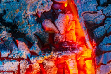 Ateş alevi, sıcak ve rahat bir atmosfer yaratır. Soğuk havada sıcak hava sağlar. Yemek ve ızgara yapmak için kullanılır.