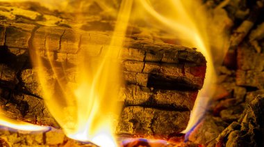 Şöminede yangın var. Gerçek bir yangında çok romantik bir şey vardır, ama neden? Bu dans eden alevi neden arzu havası ile ilişkilendirdiğimizi tahmin ediyoruz.,